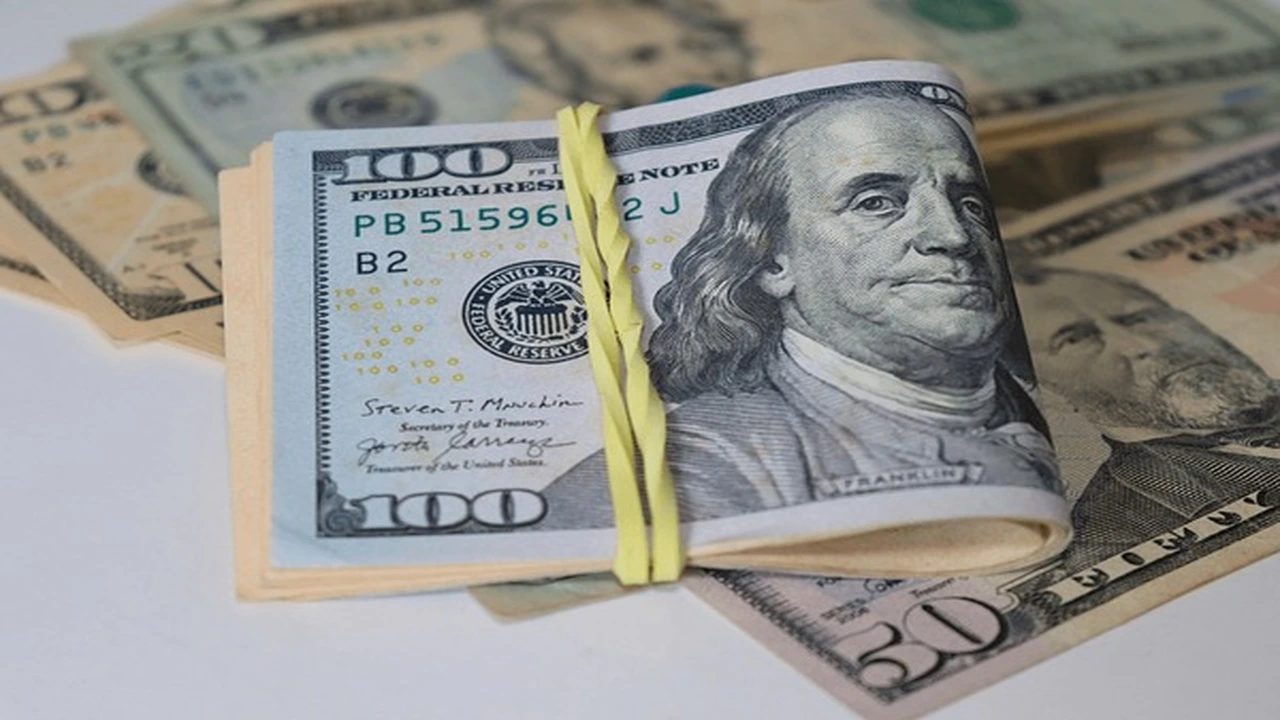 سعر الدولار يسجل أرقامًا مفاجئة داخل البنوك في مصر اليوم الأحد